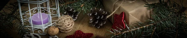 Tarjeta navideña en estilo vintage. Adornos de Navidad sobre fondo de madera —  Fotos de Stock