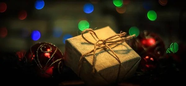 Regalo de Navidad en el fondo de las luces de Navidad — Foto de Stock