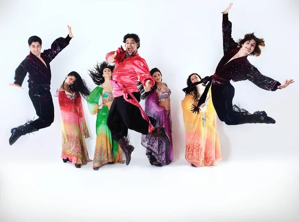 Профессиональная танцевальная труппа цыган в традиционной одежде исполняет народный танец — стоковое фото