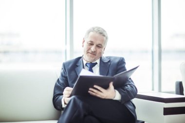 yeni bir sözleşme şartları belgeleriyle deneyimli avukat değerlendirmeleri