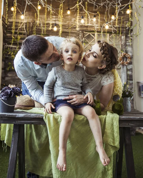 Pais felizes beijando sua filha de cinco anos de idade — Fotografia de Stock