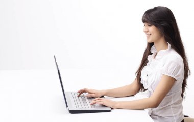 genç kadın laptop klavye üzerinde metin yazma