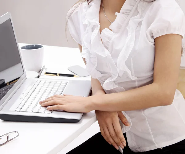 Carino femmina assistente seduta a un scrivania — Foto Stock