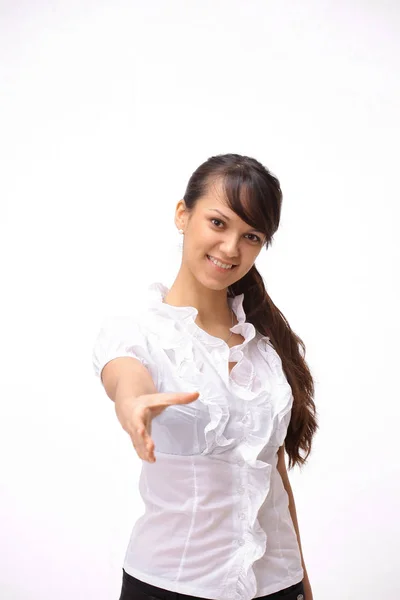 Joven mujer de negocios extendiendo la mano para saludar . — Foto de Stock