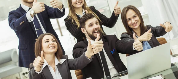 Concepto de éxito en los negocios - equipo de negocios amigable hace un gesto de pulgares hacia arriba — Foto de Stock