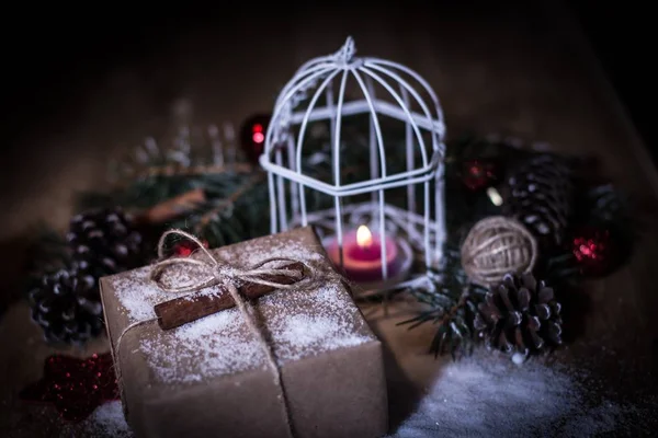 Tarjeta de Navidad. Vela de Navidad y regalo de Navidad — Foto de Stock