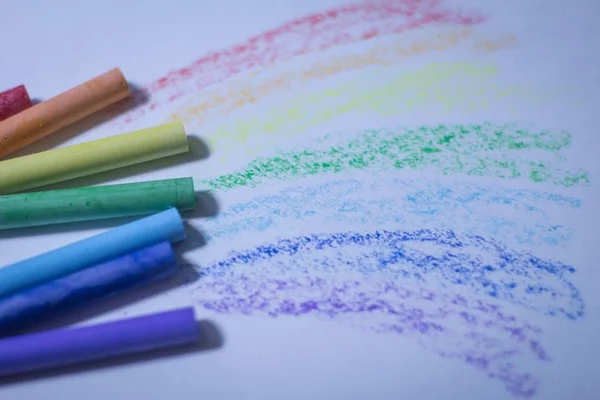 Crayons ulticolores pour dessiner.isolés sur un fond blanc — Photo