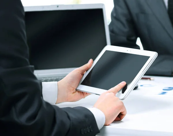 Close-up de uma equipe de negócios moderna usando computador tablet o trabalho — Fotografia de Stock