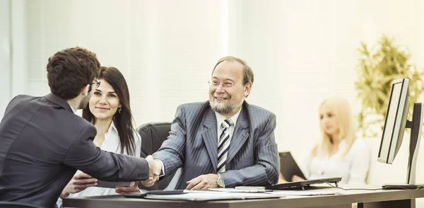 Abogado y un apretón de manos de los socios comerciales después de discutir los términos del contrato —  Fotos de Stock