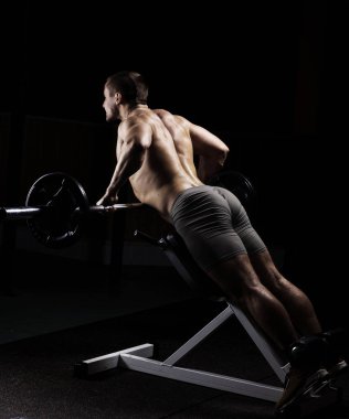 Vücut geliştirmeci bir simülatör spor salonunda devreye girer