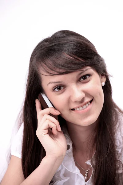 Bir cep telefonu üzerinde konuşurken gülümseyen genç kadın — Stok fotoğraf