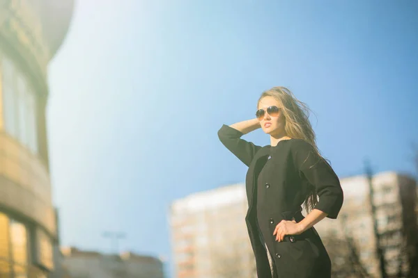 Retrato de mujer de negocios confiada en el fondo del cielo azul en la ciudad —  Fotos de Stock