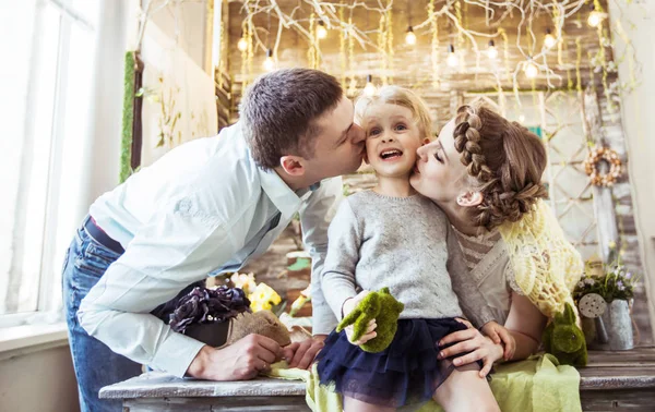 Padres felices besando a su hija de cinco años — Foto de Stock