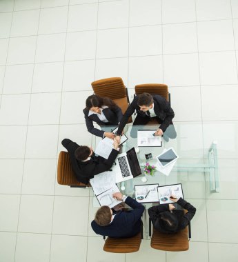 iş yerinde yeni bir pazarlama düzenleri tartışırken başarılı iş takım