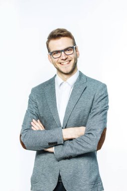 Gözlüklü hafif bir arka plan üzerinde başarılı bir yönetici portresi.