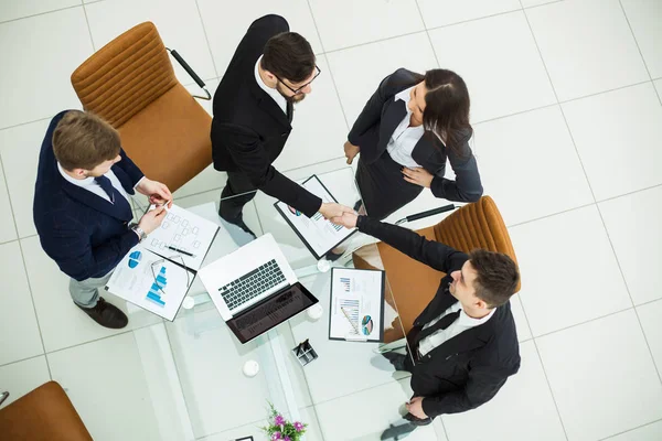 Zuverlässige Handschlag-Geschäftspartner nach der Diskussion des Finanzvertrages im Büro — Stockfoto