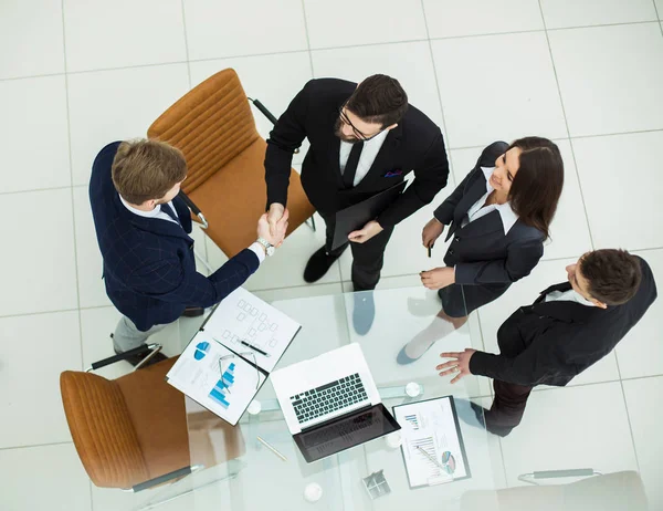 Niezawodne handshake partnerów biznesowych po dyskusji na temat kontraktu finansowego w biurze — Zdjęcie stockowe