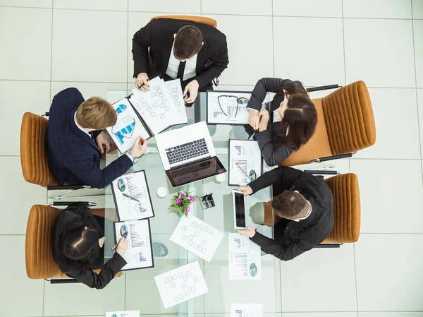 Framgångsrik verksamhet team diskuterar en ny marknadsföring system på arbetsplatsen — Stockfoto
