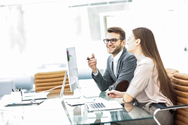 Les membres des équipes d'affaires travaillent avec les données sur l'ordinateur portable sur le lieu de travail — Photo