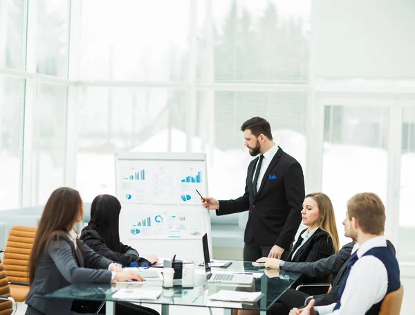 Senior Manager of the company makes the presentation of a new financial project for the companys employees — Stock Photo, Image