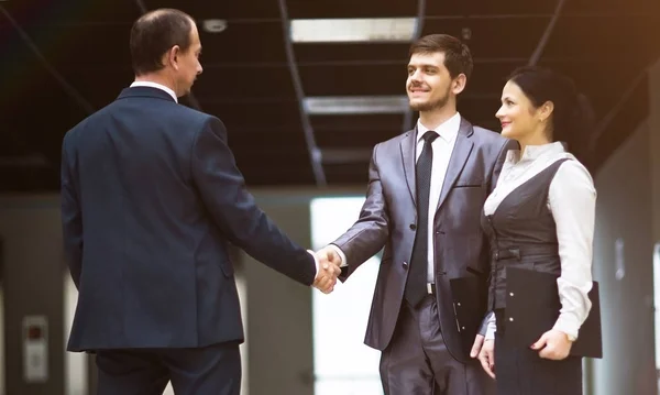 Handshake obchodních partnerů na pozadí úřadu — Stock fotografie