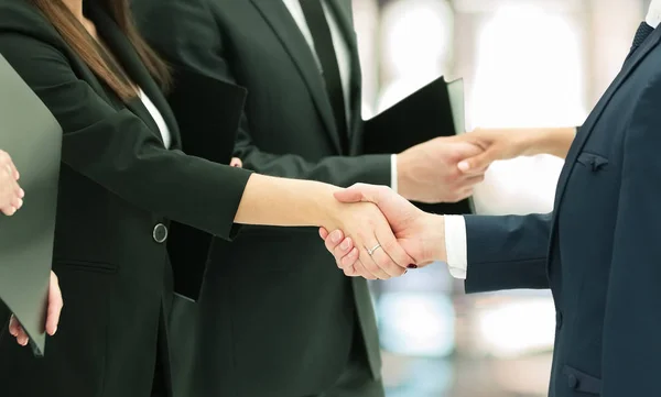 Концепция сотрудничества .handshakes при встрече с деловыми партнерами — стоковое фото