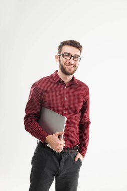 Beyaz bir arka plan üstünde defter ile başarılı Yöneticisi.