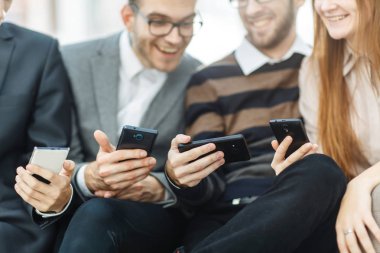 Dost canlısı iş adamları atölye başlamadan önce ofisin lobisinde selfie çekiyorlar.