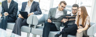 Dost canlısı iş adamları atölye başlamadan önce ofisin lobisinde selfie çekiyorlar.