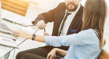 Başarılı iş ekibi finansal programlar üzerinde çalışıyor.