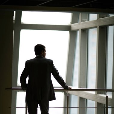 pencerenin lobide başarılı iş adamı