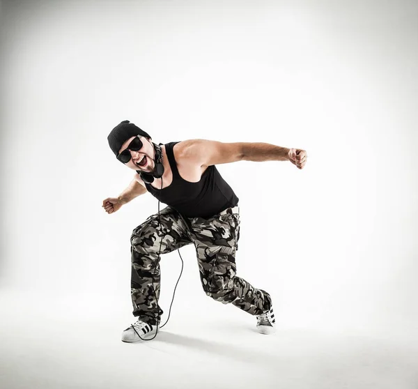 Energético e carismático cara rapper danças break dance . — Fotografia de Stock