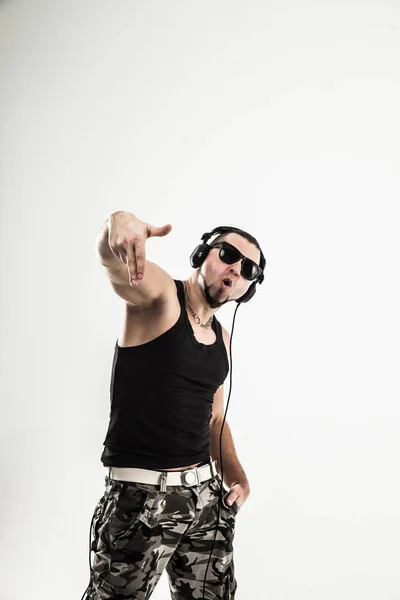 DJ emocional e carismático - rapper em fones de ouvido leva o rap . — Fotografia de Stock