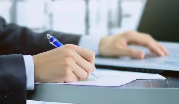 Nahaufnahme Geschäftsmann signiert Dokumente am Arbeitsplatz im Büro — Stockfoto