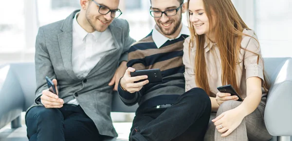 Freundliches Geschäftsteam macht vor Beginn des Workshops ein Selfie in der Lobby des Büros — Stockfoto