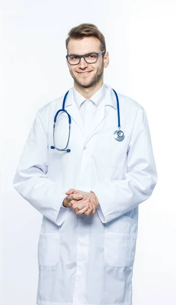 Portret - lekarz rodzinny z stetoskop na białym tle — Zdjęcie stockowe