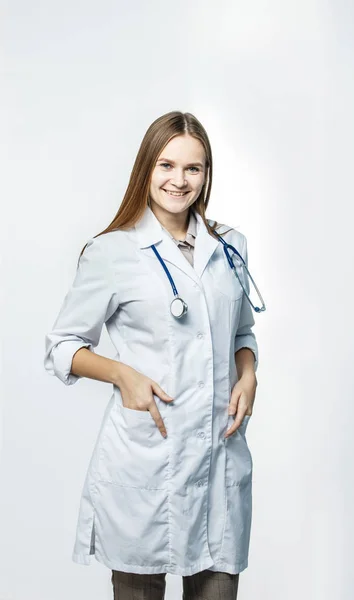 Portret - een huisarts met een stethoscoop op witte achtergrond — Stockfoto