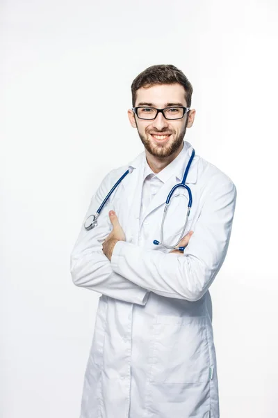 Портрет - семейный врач со стетоскопом на белом фоне — стоковое фото