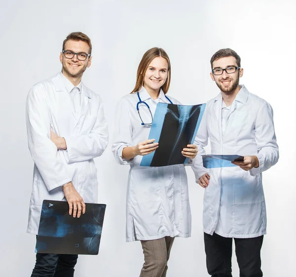 Beyaz bir arka plan üzerinde x-ışınları ile doktorlarla grup — Stok fotoğraf