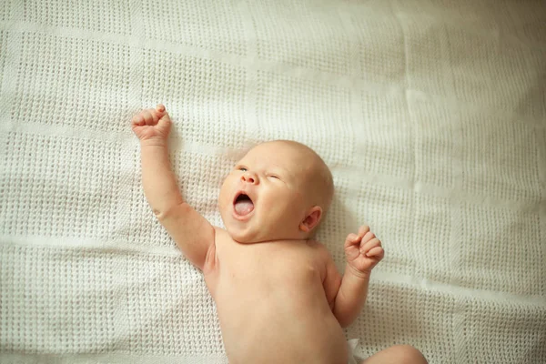 Pasgeboren lachende baby in een witte luier — Stockfoto