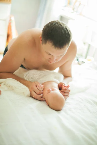 Padre felice che si tiene per mano il neonato — Foto Stock