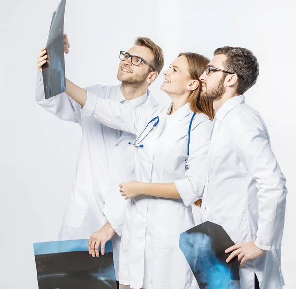 Grupp av diagnostiker med röntgen på en vit bakgrund — Stockfoto
