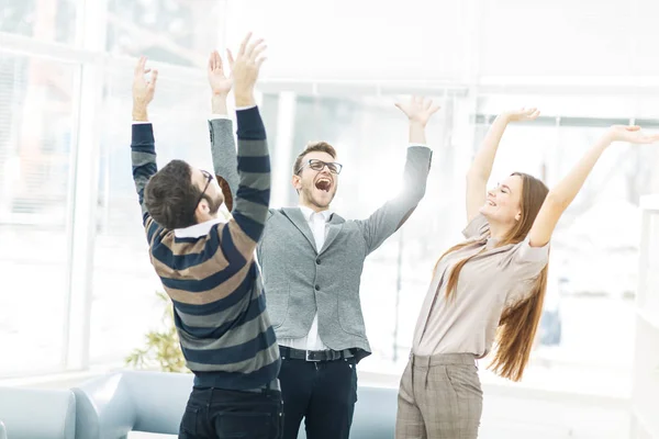 Concept van de overwinning - het team van de jubelende business opstaan in een cirkel, handen verheugen succes. Stockfoto