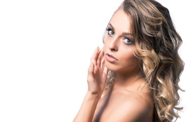 Beyaz arka planda izole edilmiş güzel kız modeli.