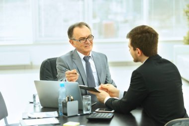 iş yeri için işbirliği planı görüşmek üzere iş ortakları