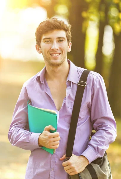 Studente di successo con libri nel Parco — Foto Stock