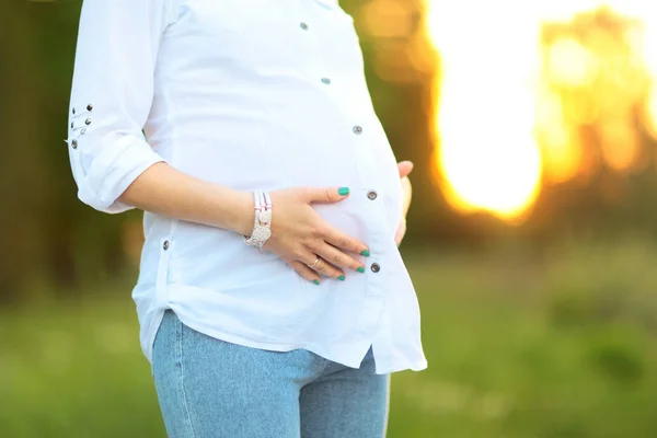Mooie zwangere vrouw ontspannen buiten — Stockfoto