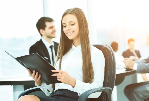 Business girl on the background of the work of his team in the background — Stock Photo, Image