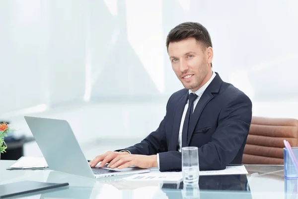 Geschäftsmann spricht am Arbeitsplatz über das Internet — Stockfoto