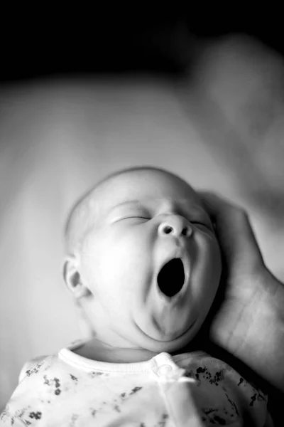 Schwarz-Weiß-Foto-Nahaufnahme von niedlichen Baby gähnen — Stockfoto